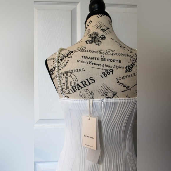 Commense
Medium
Bodycon Pearl Strap - Picture 3 of 4